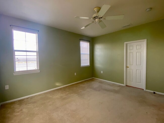 Building Photo - 2 Bedroom 2 1/2 Bath with Gorgeous Views