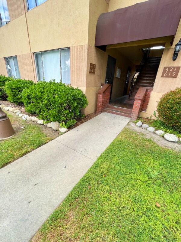 Building Photo - 627 N Vine Ave