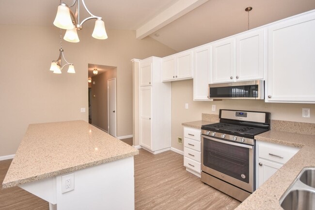 Building Photo - Lovely Single Level Home 4BR/2BTH Located ...