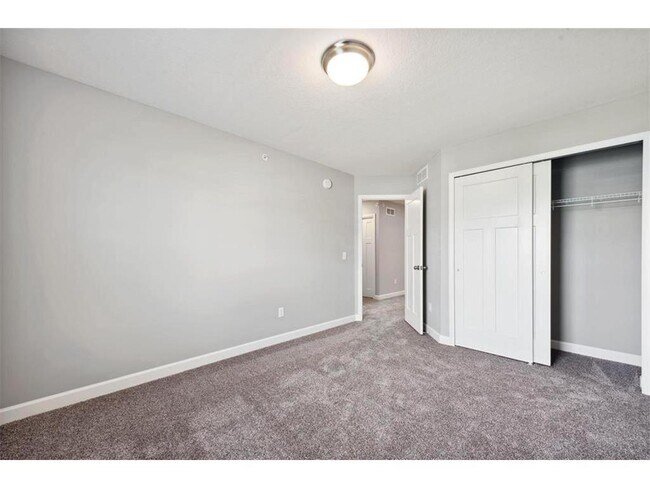 Building Photo - 10902 Holly Pl N