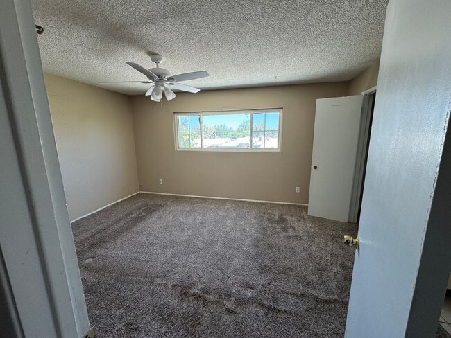Building Photo - Centrally located 4 bedroom townhome