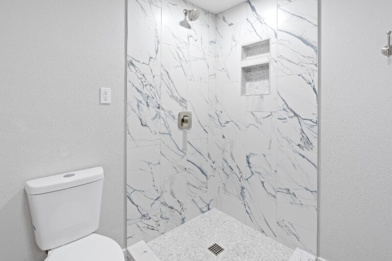 Building Photo - 3013 W Lakeside Dr