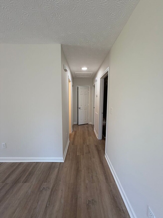 Building Photo - 121 Clyde Dr