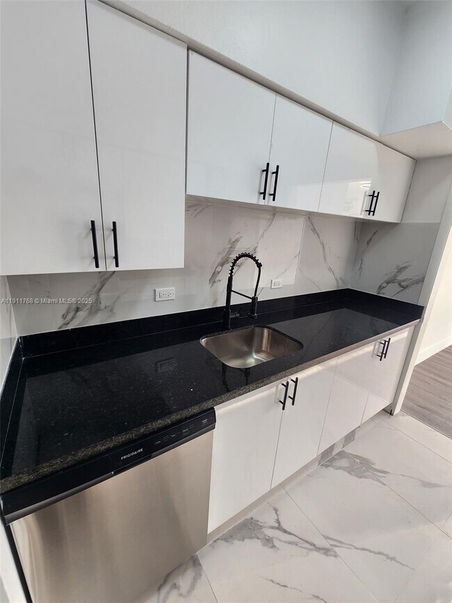 Building Photo - 2101 Normandy Dr