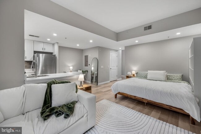 Building Photo - 1021 N Garfield St