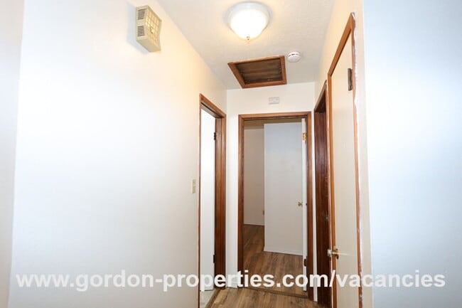 Building Photo - SE Green Vista Dr - Milwaukie 2 bedroom duplex with fireplace