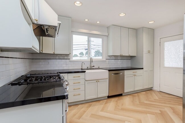 Building Photo - Extensively remodeled 4 Bed / 3 Bath home in South San Francisco. YouTube tour!