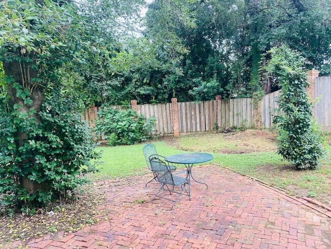 Building Photo - FIVE POINTS