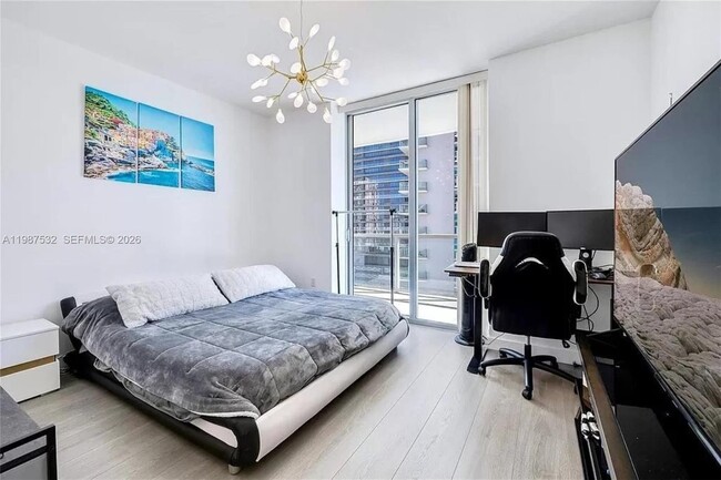 Building Photo - 1111 SW 1st Ave