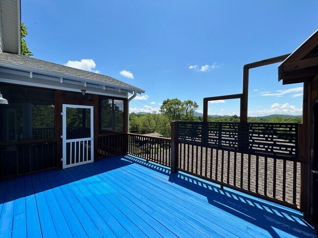 Building Photo - Central AVL - Custom Built, Made for Enter...