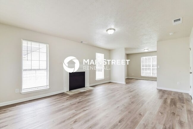 Building Photo - 3 Bedroom Pet-Friendly Home in Riverdale, GA with Main Street Renewal