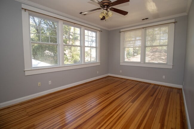 Building Photo - Immediate move-in! Short-term lease! Spaci...