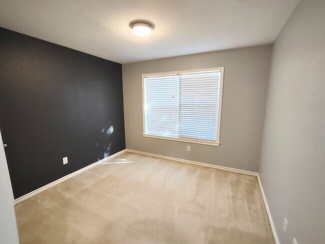 Building Photo - Beautiful home in nice neighborhood