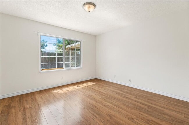 Building Photo - Spacious 3 Bed 2 Bath House w/ Central A/C...