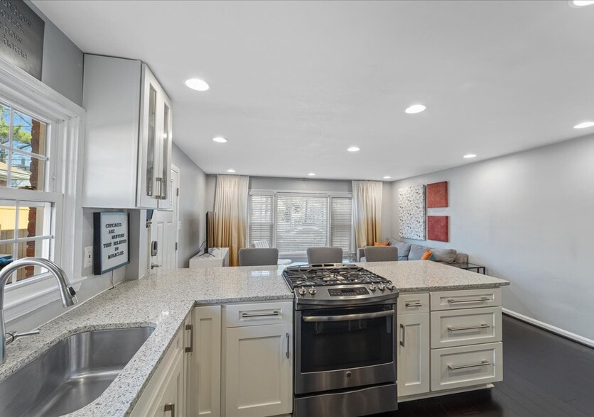 Building Photo - 706A W Glebe Rd