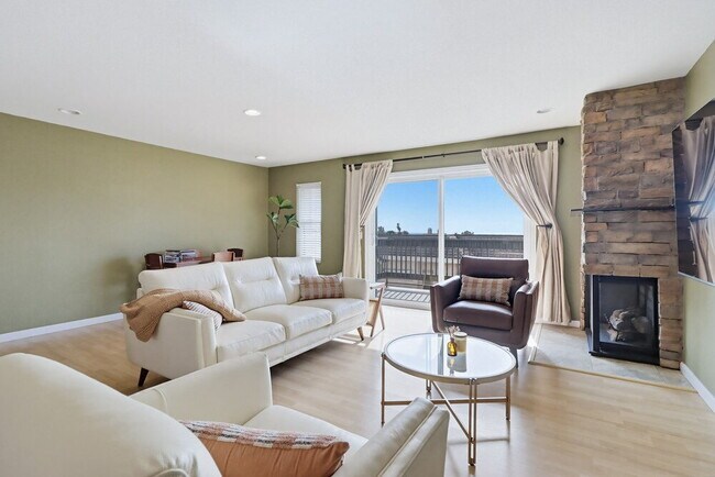 Building Photo - Welcome to this beautiful 1,042 sq. ft. condo offering modern comfort in a prime location!