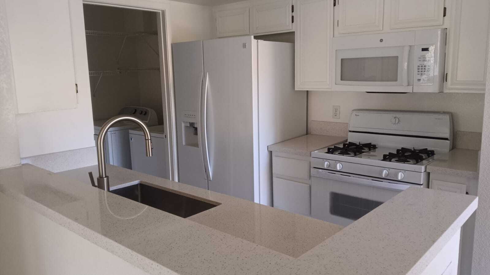 Fully renovated kitchen, new appliances - 1901 Villa Palms Ct