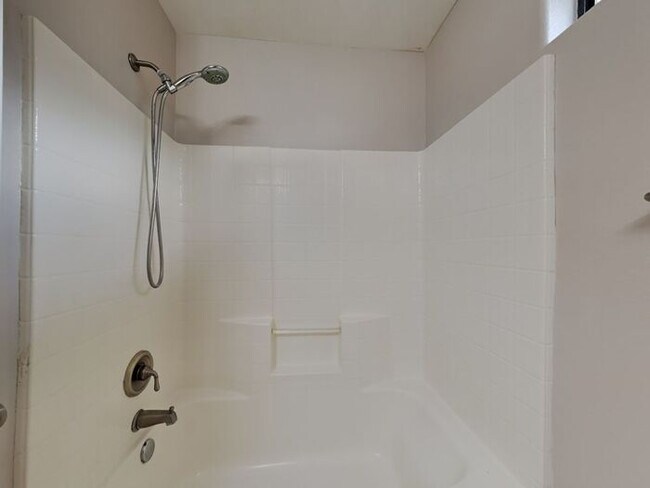 Building Photo - No Application Fees* $1000 Off 1st Month R...
