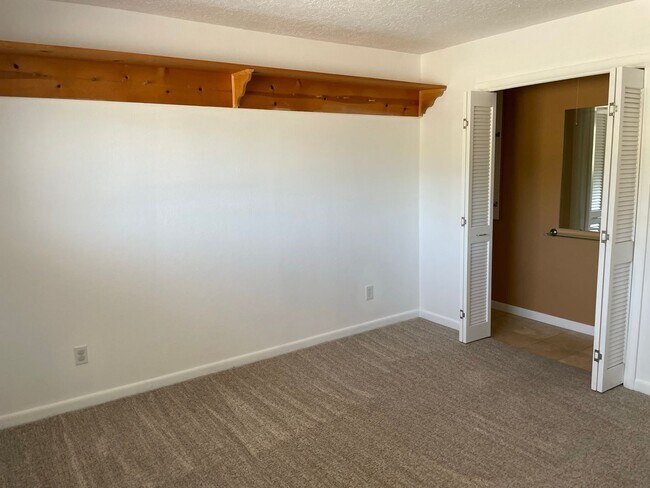 Building Photo - Open floorplan/Huge yard/Lots of Storage/Fireplace