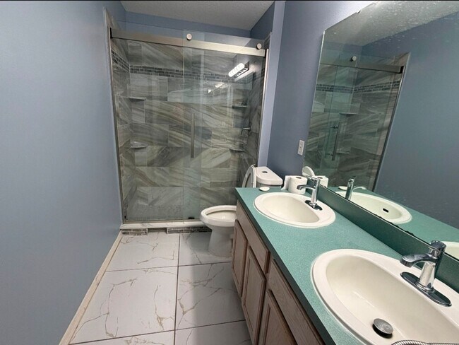 Building Photo - 4 BED / 2 BATH / 2 CAR GARAGE - ORLANDO (HUNTER'S CREEK)