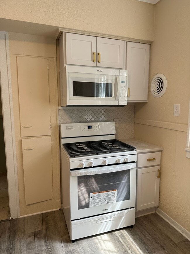 Building Photo - 1119 Alexander St SE