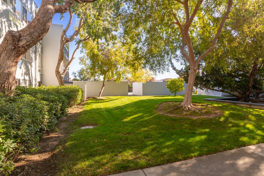 Building Photo - 1025 Shell Blvd