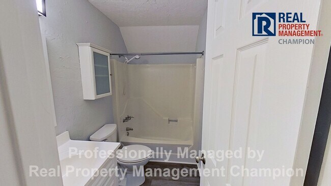 Building Photo - Charming Home Backing up to Arrowhead Park...