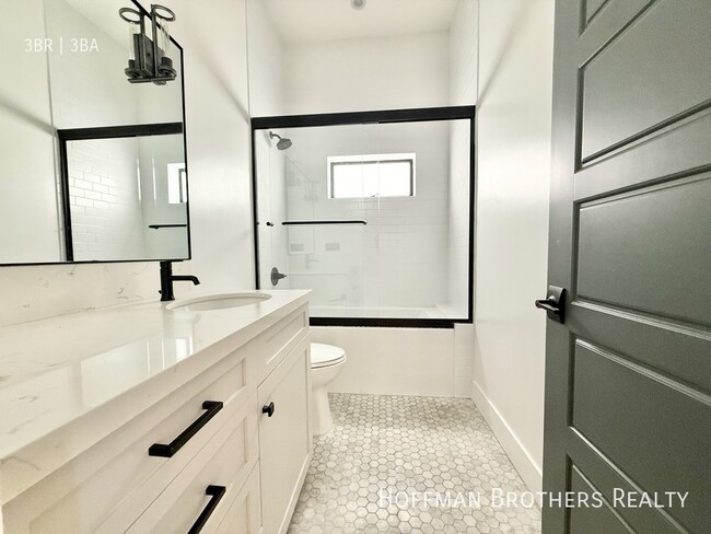 Building Photo - 1249 S Plymouth Blvd