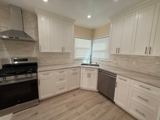 Building Photo - 431 N Catalina St