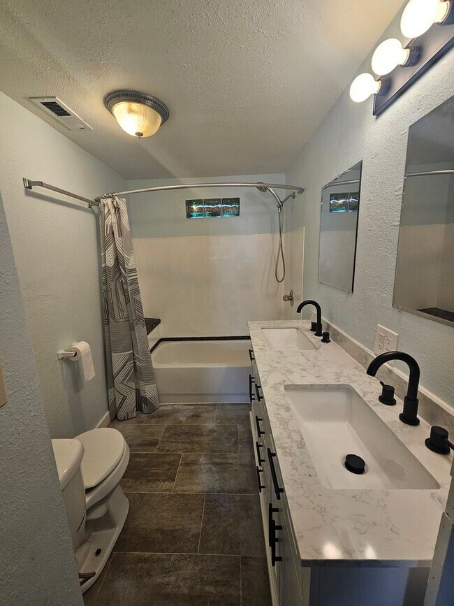 Building Photo - 2502001