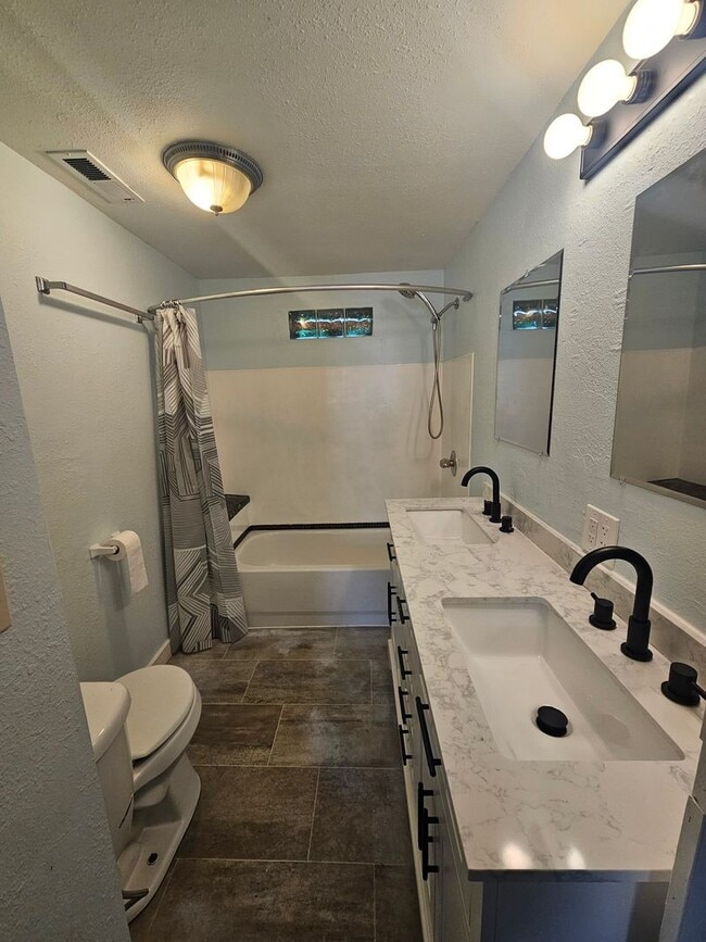 Building Photo - Newly Remodeled 2 Bedroom Home!