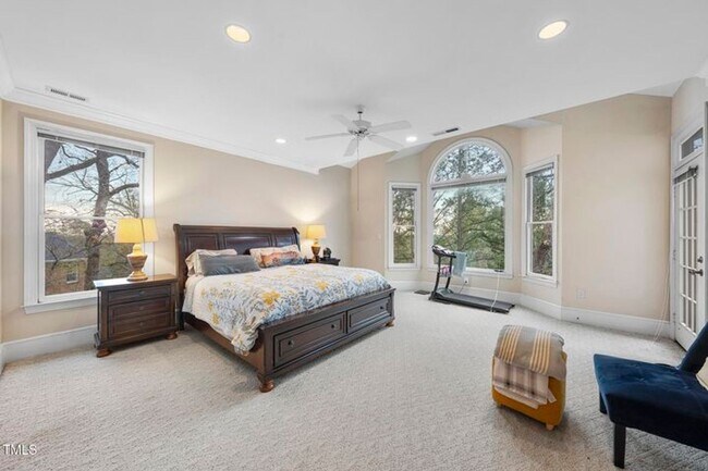 Building Photo - Spacious & Serene 5+ Bedroom Home in Sough...