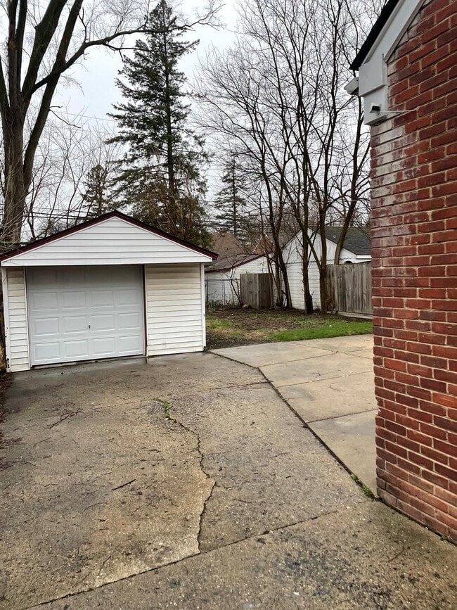 Building Photo - 18315 Shaftsbury Ave