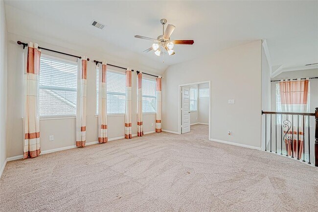 Building Photo - 25719 Oakwood Knoll Dr