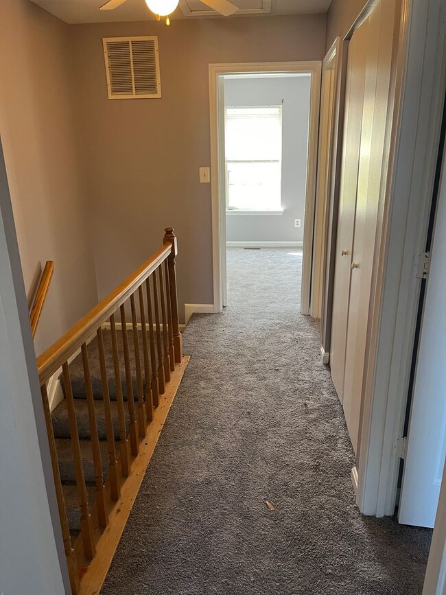 Building Photo - 3 bedroom, 2.5 bathroom townhouse in the q...