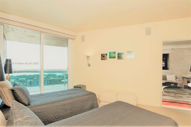 Building Photo - 300 South Pointe Dr