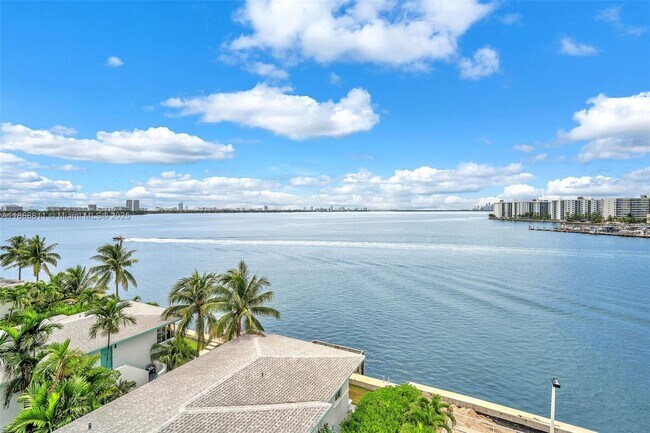 Building Photo - 2000 Bay Dr