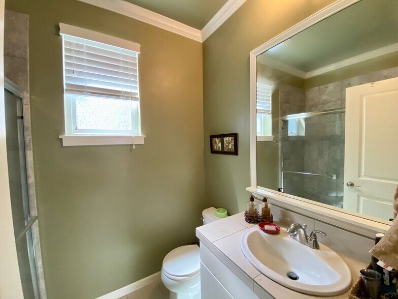 Building Photo - Welcome to the Claremont community in the Renton Highlands!