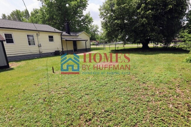 Building Photo - Three Bedroom House | Large Backyard