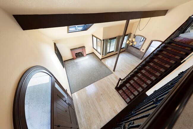 Building Photo - Beautifully maintained Tuscan-style custom home