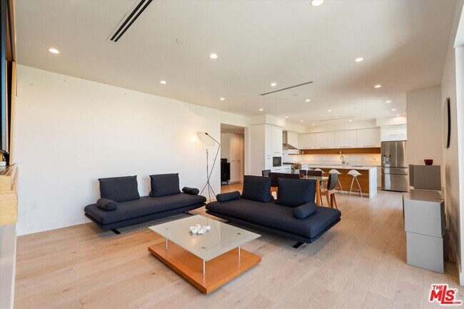 Building Photo - 820 S Sherbourne Dr