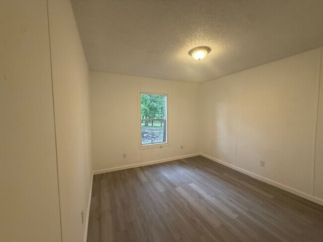 Building Photo - 4 Bedrooms, 3 Bathrooms with potential 5th Bedroom- Mobile home in Armuchee!