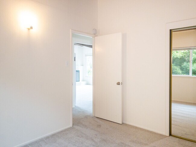 Building Photo - 2BR/1BA Shared Garage + W/D + Deck PROGRES...