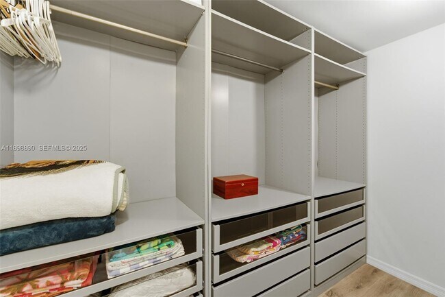 Building Photo - 1717 N Bayshore Dr