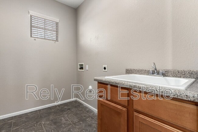 Building Photo - 13550 W Cypress St