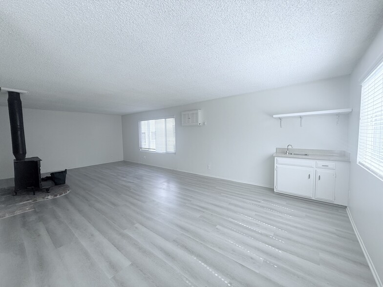 Building Photo - 10634 Holman Ave