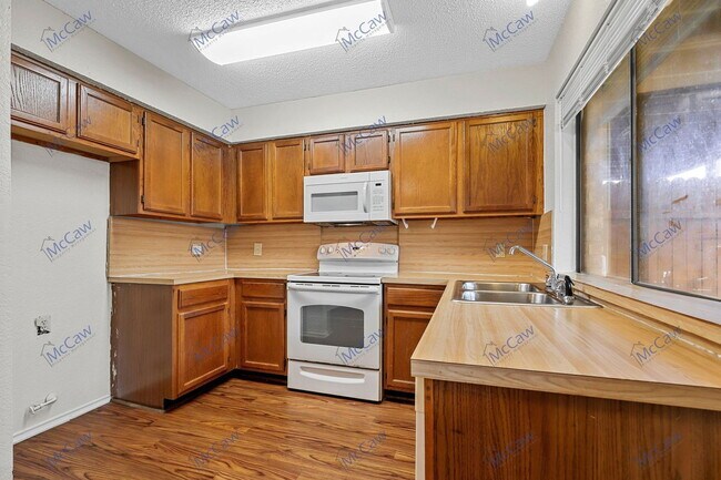 Building Photo - 800 Bluebonnet Dr