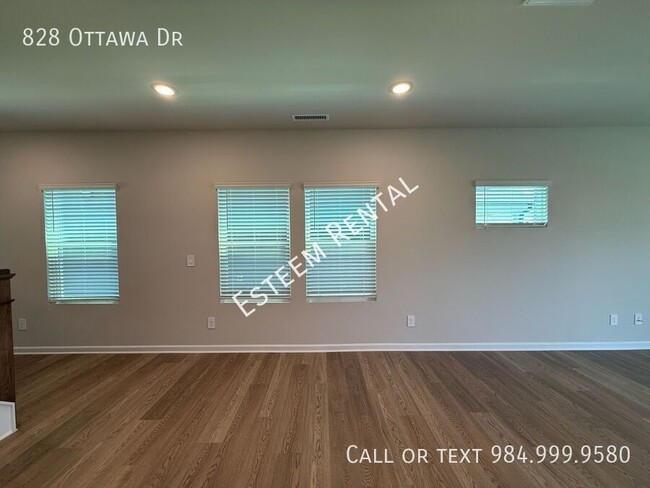 Building Photo - 828 Ottawa Dr