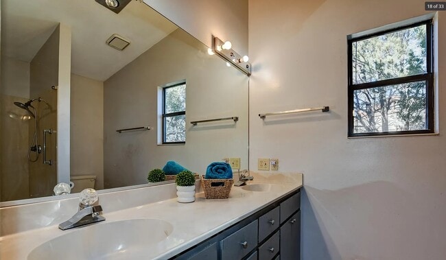 Building Photo - 4944 Summit Cir