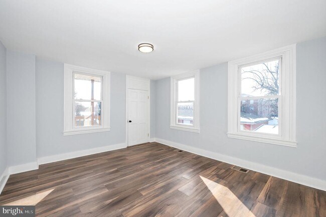 Building Photo - 230 S Market St